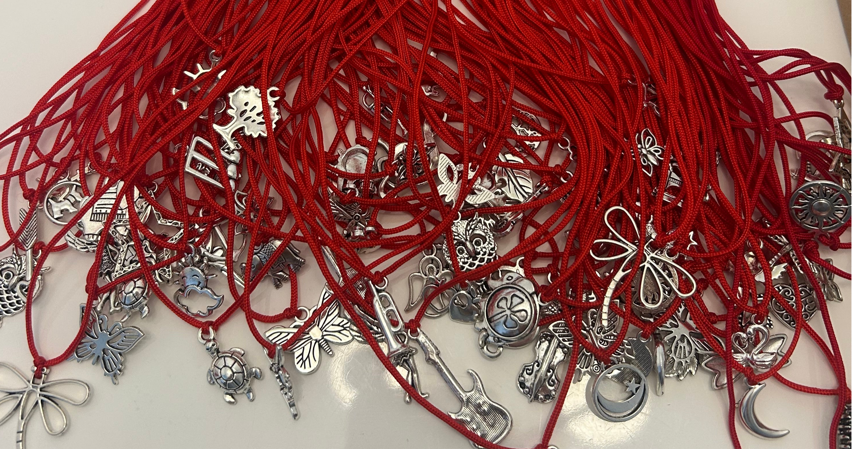 Pulseras 9 hilos con dijes al azar